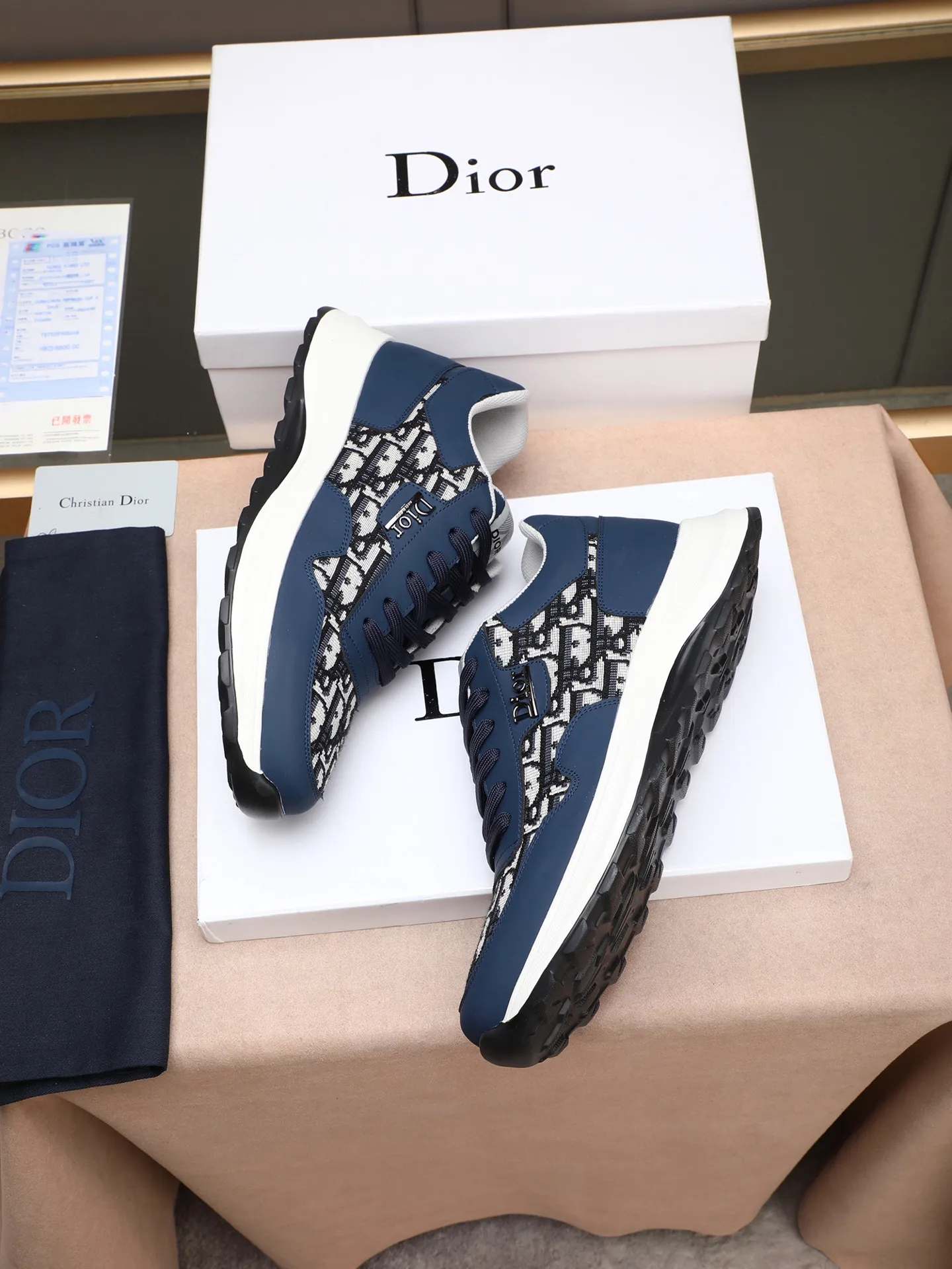 🆕🆕🆕Men's Shoes💰P460 Dior's avant-garde and versatile fashionable men's shoes are privately modeled, calfskin stitched with Dior's special waterproof fabric, fashionable, simple, stylish, eye-catching and classy. It will subvert old ideas and be a must-have for fashionistas who want to spend time with you! Must keep it for yourself! High-end comfort but low-end, high-end quality workmanship. Code number: 38-44 (45 customized) 4 colors for your choice [kiss][kiss][kiss]